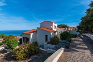 利勒鲁斯Villa Bollaccia - Vue mer avec piscine的海景度假屋