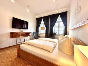 什未林沙尔夫科奇公寓的一间卧室配有一张床、一张书桌和一台电视