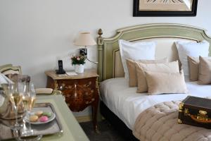 埃佩尔奈厄杰纳别墅酒店的一间卧室配有一张床和一张带一盘食物的桌子