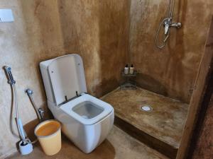 基济姆卡济Sunset Getaway- Villa Makuti的一间带卫生间和淋浴的浴室