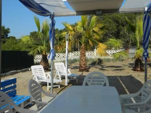 马萨夫拉Villa Robinia的海滩上遮阳伞下的桌椅
