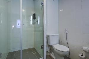 因达亚图巴Rio hotel by Bourbon Indaiatuba Viracopos的一间带卫生间和玻璃淋浴间的浴室