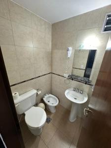 布宜诺斯艾利斯Hotel Quito的浴室配有卫生间、坐浴盆和盥洗盆。