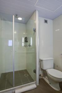 因达亚图巴Rio hotel by Bourbon Indaiatuba Viracopos的一间带卫生间和玻璃淋浴间的浴室