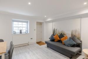 伦敦Park view / Baker Street / Marylebone Apartments的带沙发和窗户的客厅