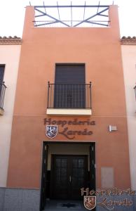 拉卡尔洛塔Hospedería Laredo的带有读取hogarariakaza的标志的建筑