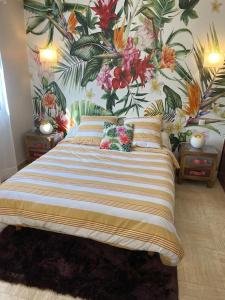 Cases-de-PèneAppartement spacieux的一间卧室配有一张带花卉壁纸的大床