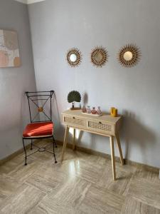 Cases-de-PèneAppartement spacieux的一张桌子、一把椅子和墙上的两面镜子