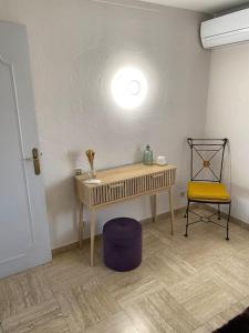 Cases-de-PèneAppartement spacieux的配有桌子和黄色椅子的房间