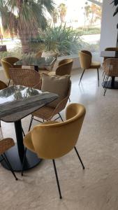 里米尼Hotel Golden的房间里的一排桌子和椅子