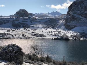 Avín阿尔达酒店的山中的一个湖,地面上积雪