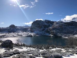 Avín阿尔达酒店的山中的一个湖,地面上积雪