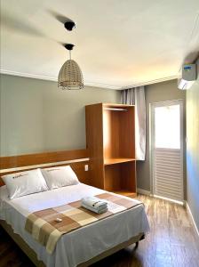 萨尔瓦多波尔图萨尔瓦多酒店的一间卧室配有一张床和一个光线