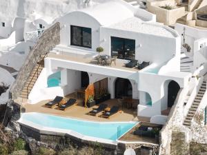 伊亚Olvos Luxury Suites的享有带游泳池的房屋的空中景致