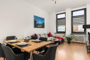 卡塞尔Zentrales Apartment – 2 Boxspringbetten – Netflix的客厅配有桌子和沙发