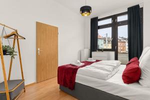 卡塞尔Zentrales Apartment – 2 Boxspringbetten – Netflix的一张大床,位于带大窗户的房间里