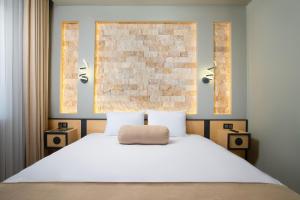 奥塔希萨尔Acer Living Home Cappadocia的一间卧室配有一张带枕头的床