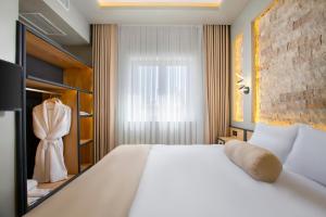 奥塔希萨尔Acer Living Home Cappadocia的卧室设有一张白色大床和一扇窗户。