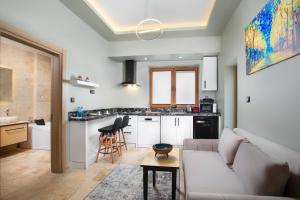 奥塔希萨尔Acer Living Home Cappadocia的带沙发的客厅和厨房