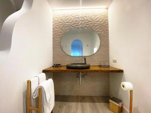 阿利坎特阿拉莫酒店的一间带水槽和镜子的浴室