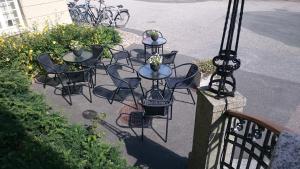 瑟尔沃斯堡索尔韦斯博格酒店的庭院里一组桌椅