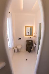 阿波罗尼亚SALT SUITES MILOS的白色的浴室设有卫生间和镜子