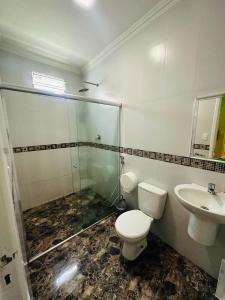 马瑙斯Pousada Ponta Negra的浴室配有卫生间、盥洗盆和淋浴。