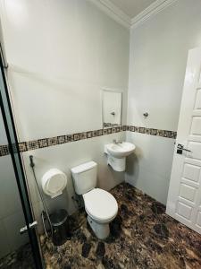 马瑙斯Pousada Ponta Negra的一间带卫生间和水槽的浴室