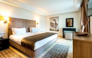 拉巴特Hotel Rabat - A member of Barceló Hotel Group的一间卧室配有一张大床和一张书桌