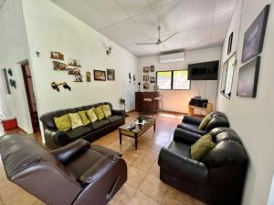 洛斯科巴诺斯Beautiful beach house in Los Cobanos El Salvador的客厅配有两张真皮沙发和一台电视机