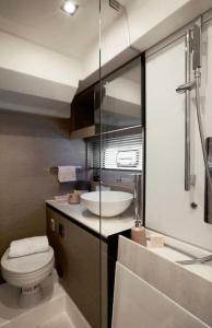 戛纳Il Bello - Cannes, Vieux-Port的一间带卫生间和水槽的浴室