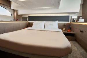 戛纳Il Bello - Cannes, Vieux-Port的小房间一张大白色的床