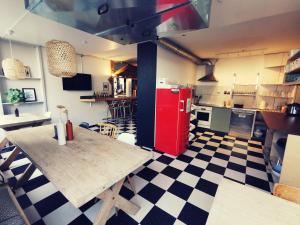 卢塞恩卢塞恩背包客旅舍的一间带红色冰箱和 ⁇ 格地板的厨房