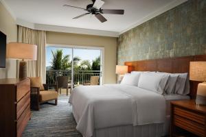 拉海纳The Westin Ka'anapali Ocean Resort Villas的酒店客房设有一张床和一个阳台。