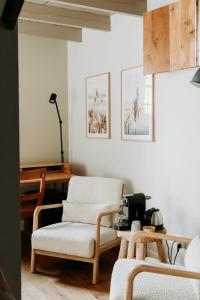 AlemHet Hart Van Alem的客厅配有椅子和桌子