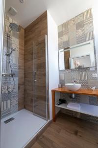 圣艾米隆Le 25, appartement moderne au cœur de Saint-Emilion的带淋浴和盥洗盆的浴室