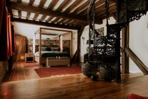 特镇L'Eden - Suite privative avec jacuzzi et sauna的客房设有带一张床和镜子的卧室