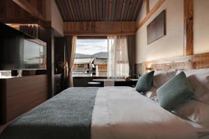 丽江小隐清欢·雪山侘寂美宿的一间卧室设有一张大床和一个大窗户