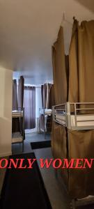 巴黎HOTEL ABOUKIR的一间设有一张床和一堆家具的房间