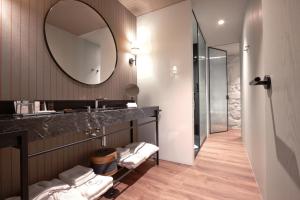 波尔图Hotel das Virtudes的一间带水槽和镜子的浴室
