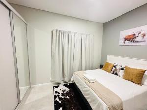 比勒陀利亚Shamah的一间卧室设有一张床和一个窗口