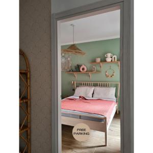 圣佩莱格里诺温泉La Boheme Self check-in Suite的一间卧室配有一张带免费停车位标志的床
