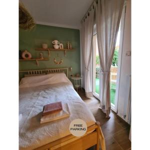 圣佩莱格里诺温泉La Boheme Self check-in Suite的一间设有床铺的卧室,位于一个拥有绿色墙壁的房间