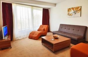 奥格斯堡Hotel Pension Matteo的客厅配有沙发和椅子
