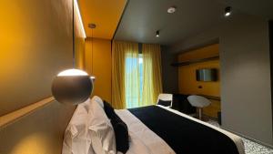 诺拉NOLA BOUTIQUE HOTEL - self check-的酒店客房设有床和窗户。