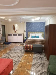 KoforiduaNana Adu Guest House的一间卧室配有一张蓝色墙壁的床