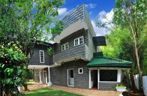 康提林伍德简易别墅的一座带绿色屋顶的大房子