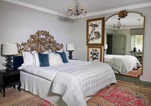 耶尔费拉约尔文斯城堡酒店的一间卧室配有一张大床和镜子
