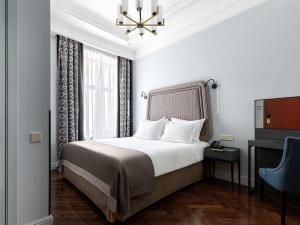 圣彼得堡Helvetia Hotel的酒店客房设有床和窗户。