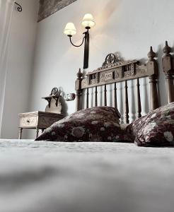 阿尔巴拉辛卡瑟隆德拉富恩特酒店的一张带两个枕头的黑白照片